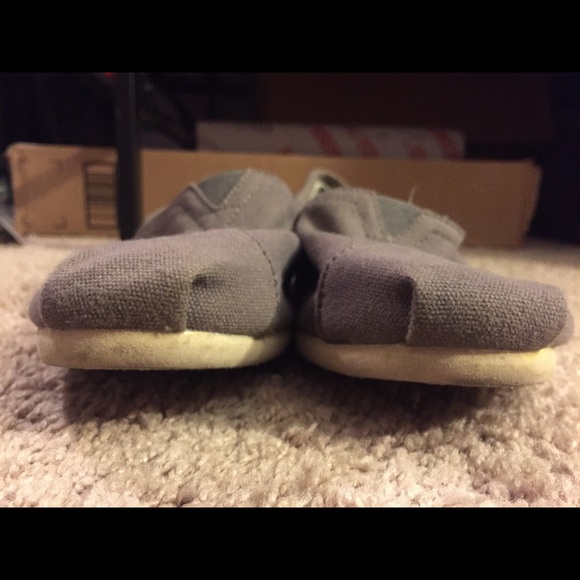 Women’s 8.5 gray Toms - Picture 3 of 4